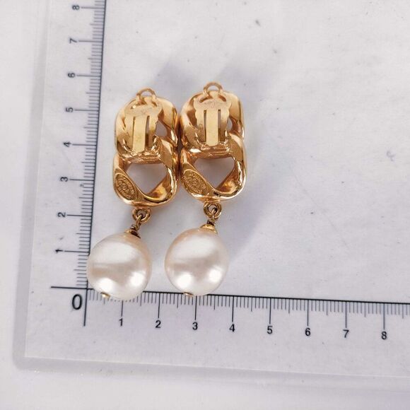 Pristine Vintage Chanel Gold-Plated Clip On Earrings with Drop Baroque Pearls - Picture 3 of 11